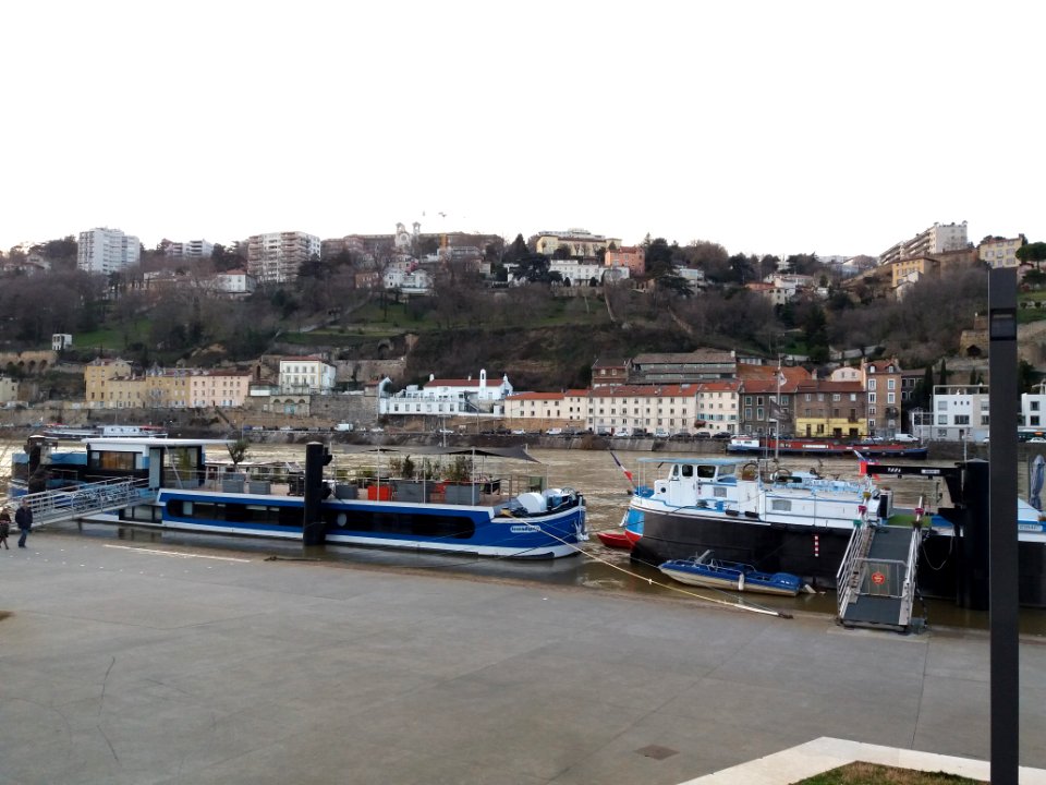 La Mulatière - Quai Jean-Jacques Rousseau, depuis le quai Rambaud, au niveau de la place Général Delfosse