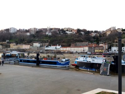 La Mulatière - Quai Jean-Jacques Rousseau, depuis le quai Rambaud, au niveau de la place Général Delfosse