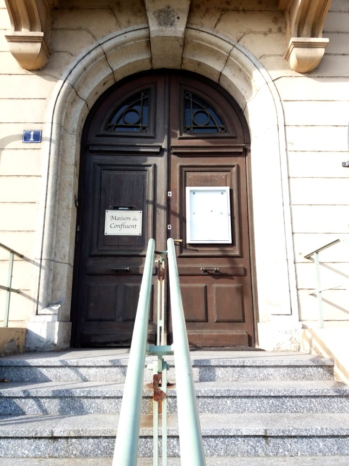 La Mulatière - Maison du Confluent, porte principale