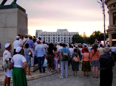 La piciorul statuii, protest Piaţa Revoluţiei 26-7-12 photo