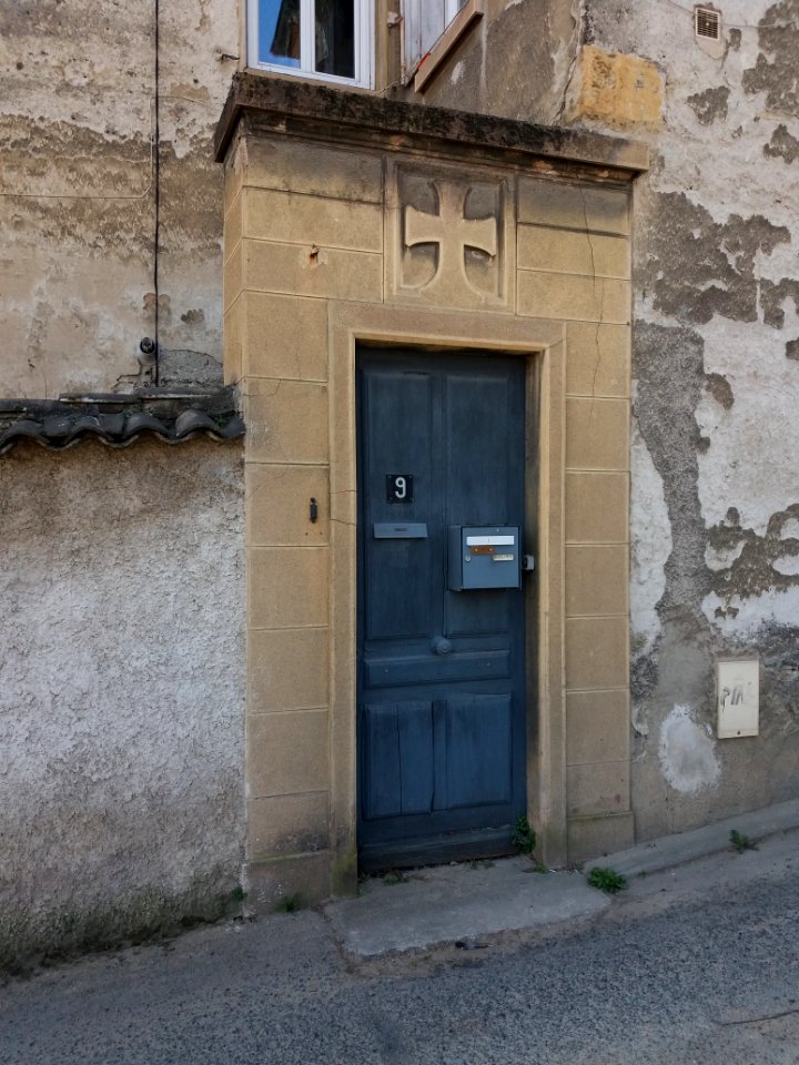 La Mulatière - Rue Clément Mulat - ECM Sainte Foy, entrée au numéro 9
