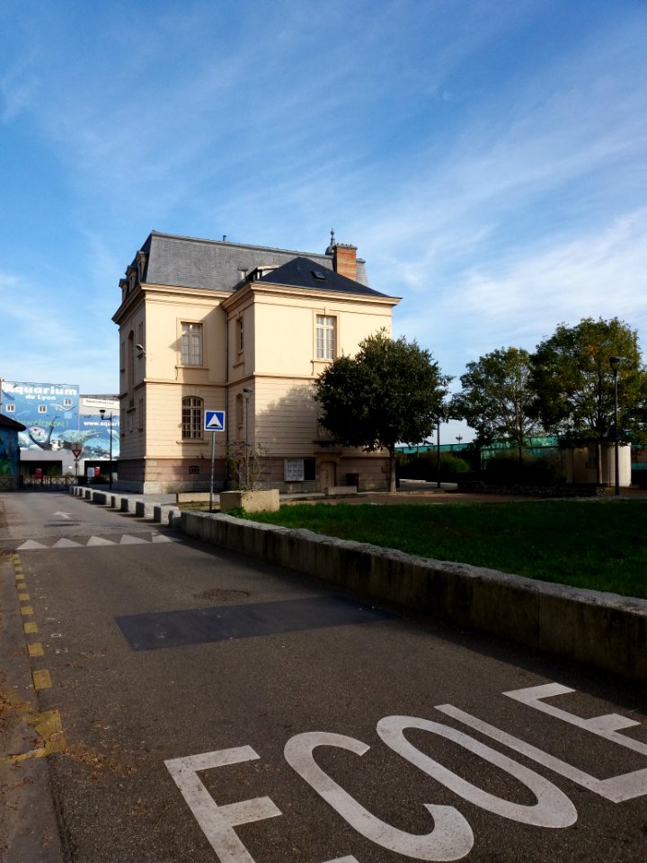 La Mulatière - Place Général Leclerc, maison du Confluent, côté sud