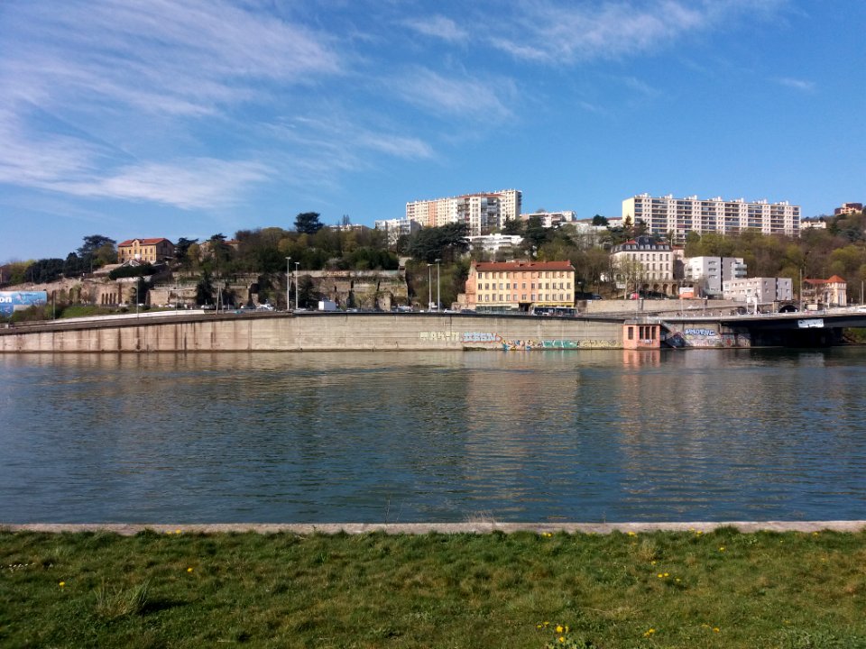 La Mulatière - Quai au sud du pont routier, depuis la Confluence (quai Perrache)