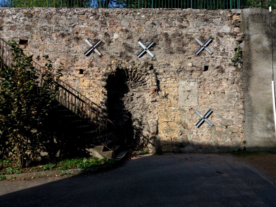 La Mulatière - Place Général Leclerc, mur et escalier menant à la rue Stéphane Déchant