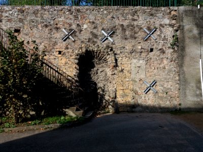 La Mulatière - Place Général Leclerc, mur et escalier menant à la rue Stéphane Déchant
