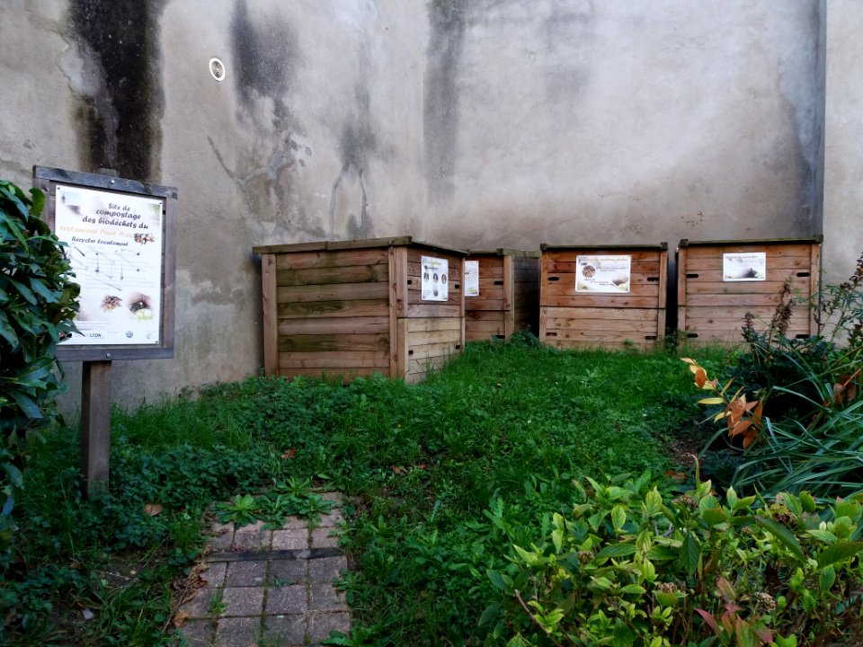 La Mulatière - Place Général Leclerc - École Paul Nas, site de compostage du restaurant