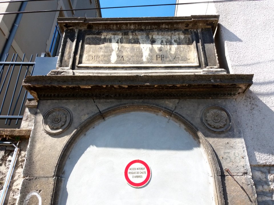 La Mulatière - Quai Jean-Jacques Rousseau - Porte condamnée - Fronton Institut orthopédique et pneumatique de Lyon