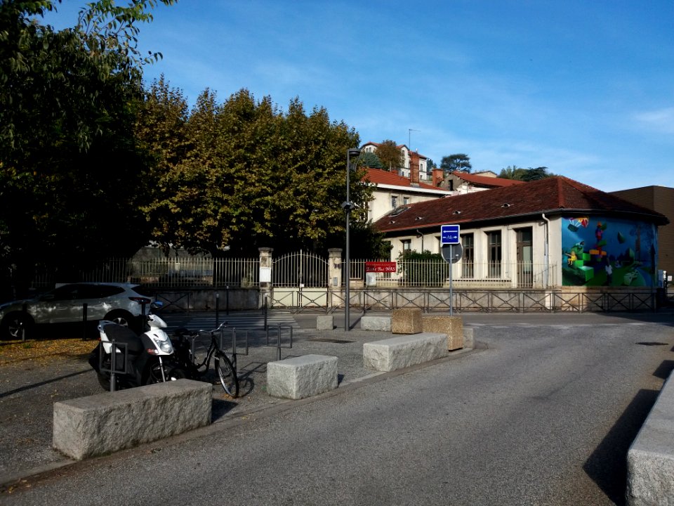 La Mulatière - Place Général Leclerc, vue sur l'école Paul Nas