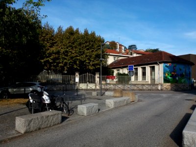 La Mulatière - Place Général Leclerc, vue sur l'école Paul Nas