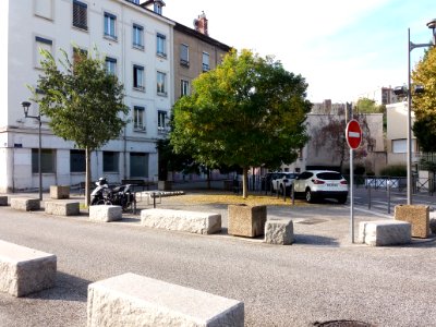 La Mulatière - Place Général Leclerc, partie à côté de la rue Camille Chardiny