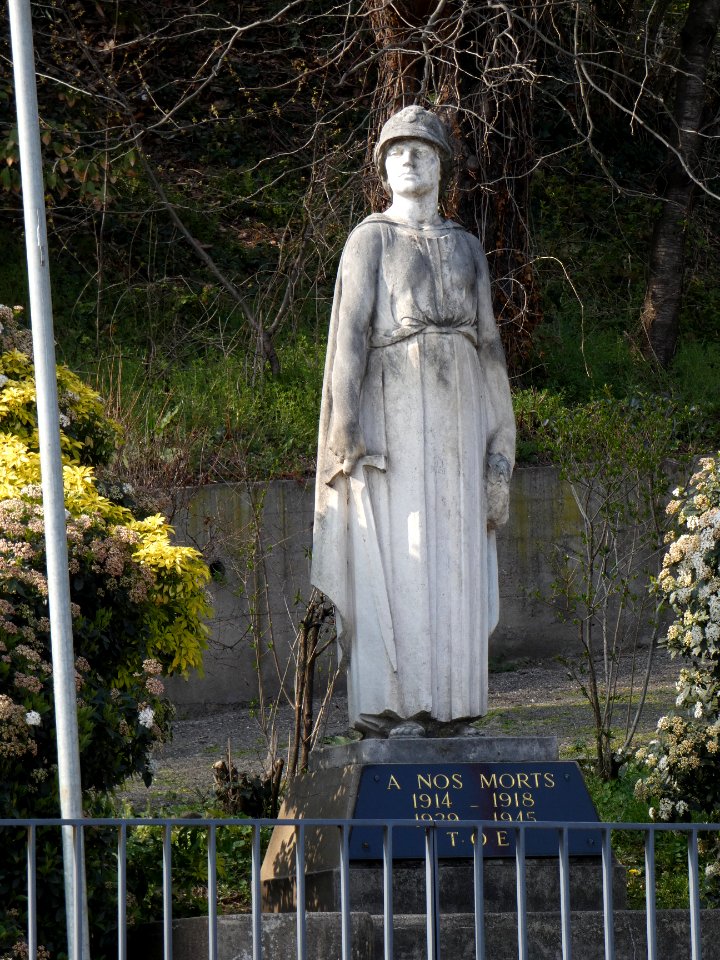La Mulatière - Rue Stéphane Déchant - Monument aux morts - Femme casquée de face