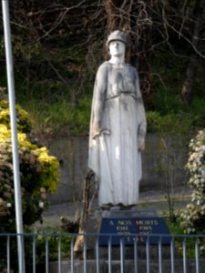 La Mulatière - Rue Stéphane Déchant - Monument aux morts - Femme casquée de face