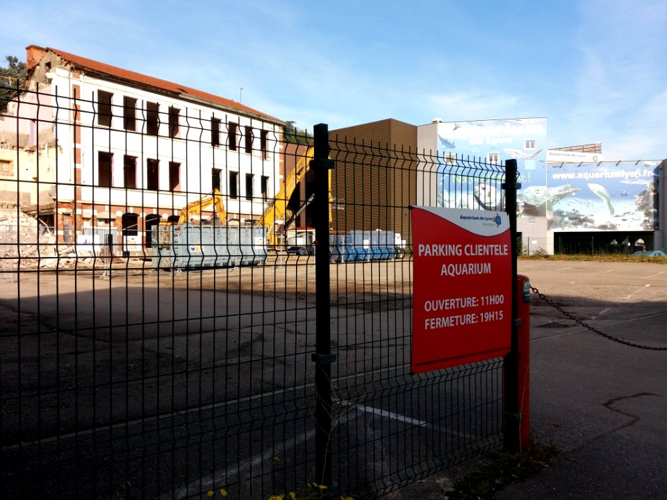La Mulatière - Place Général Leclerc, parking de l'Aquarium de Lyon, immeuble en destruction (3)