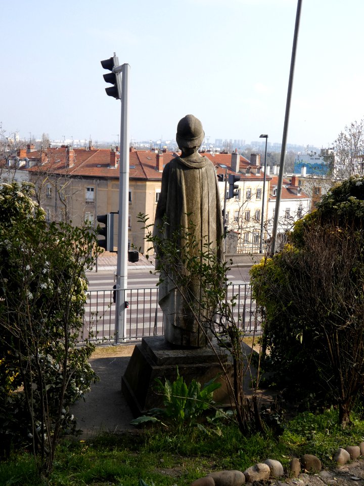 La Mulatière - Rue Stéphane Déchant - Monument aux morts - Femme casquée de dos
