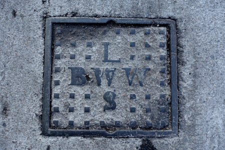 L BWW S grid street hole cover - Beacon Hill - Boston, MA - DSC02338