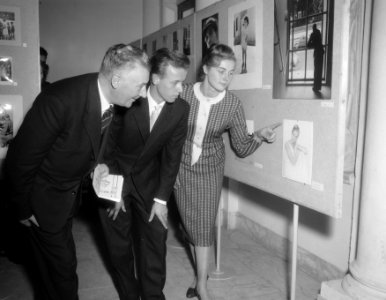 L C Rietveld, soldaat W Smit en zijn model mevrouw Seckel, Bestanddeelnr 909-1178