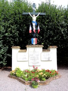 La Neuville-en-Beine (Aisne) monument aux morts avec croix