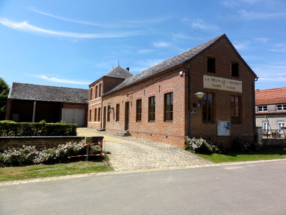 La Neuville-Housset (Aisne) mairie-école