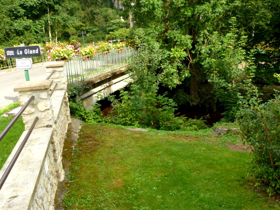 La Neuville aux Joûtes (Ardennes) pont sur le Gland