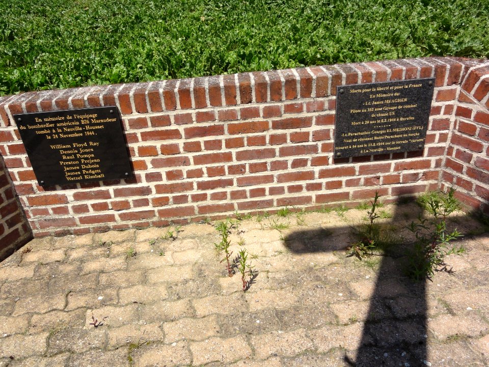 La Neuville-Housset (Aisne) monument aux morts plaques