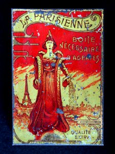 La Parisienne, blikje, agrafe a ressort, foto1