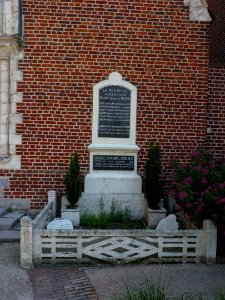 La Neuville (Nord, Fr) monument aux morts