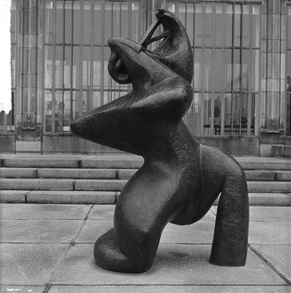 La grande musicienne van de Franse beeldhouwer Henri Laurens Het beeld in tu, Bestanddeelnr 915-6131