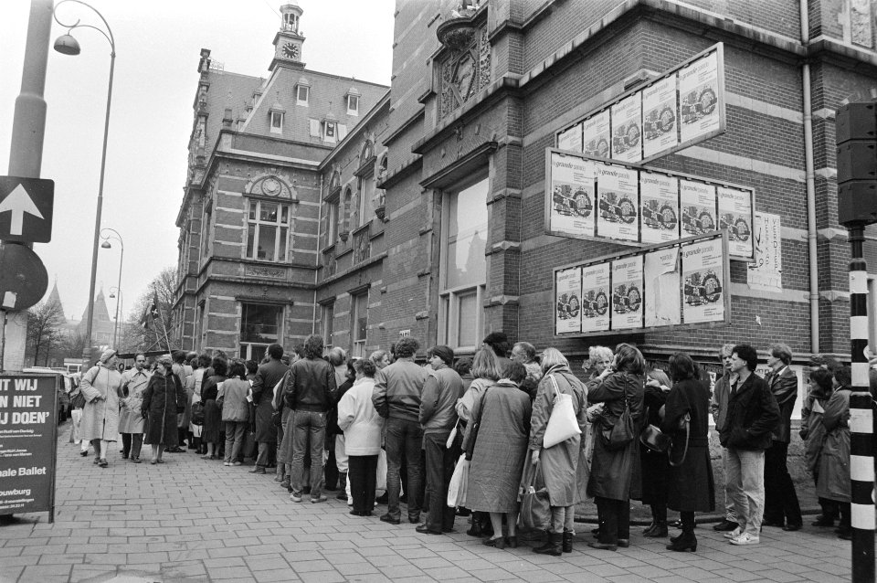La Grande Parade zondag voor het laatst rij tot om de hoek bij het Stedelijk Mu, Bestanddeelnr 933-2918