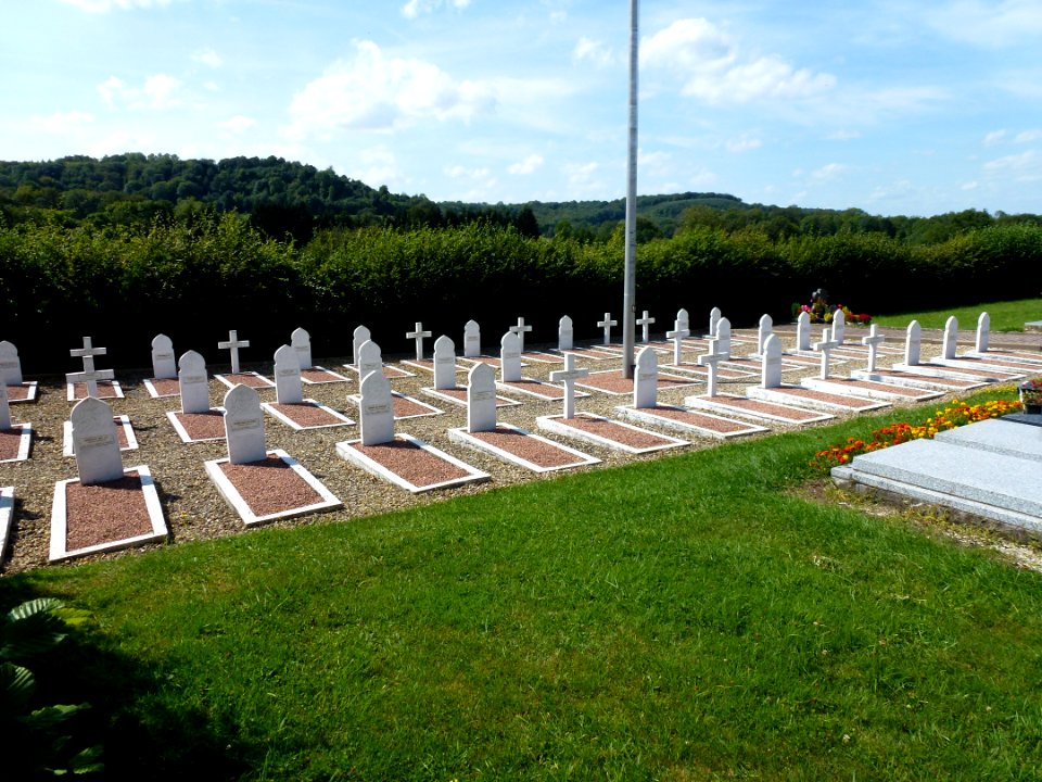 La Horgne (Ardennes) cimetière, le Carré militaire, tombes des Spahis