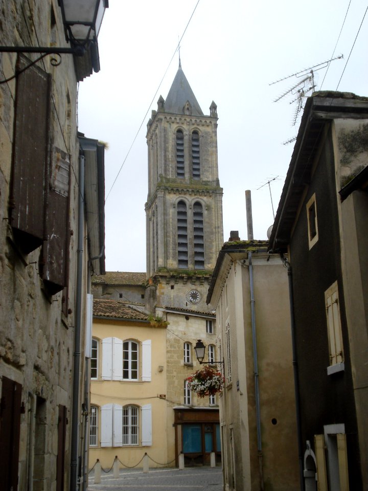 La Réole, straatje met kerktoren