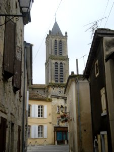 La Réole, straatje met kerktoren