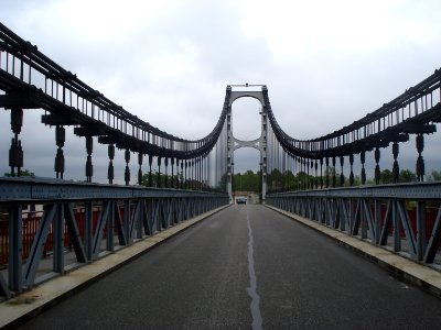 La Réole, road on suspension bridge over Garonne