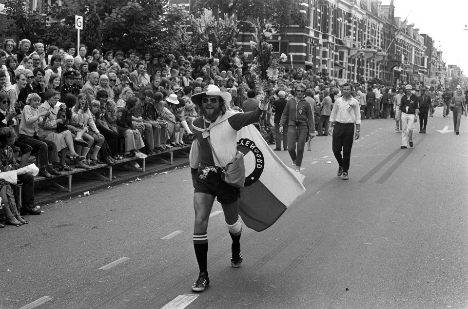 Laatste dag Vierdaagse Nijmegen, Feyenoord-fan bij intocht, Bestanddeelnr 926-5598