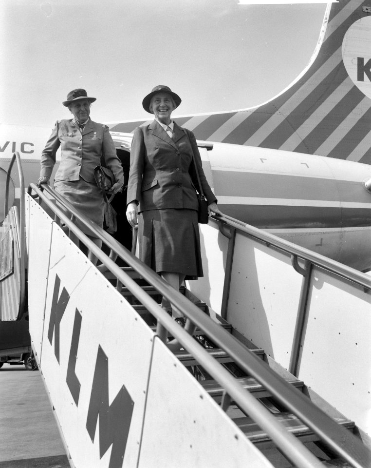 Lady Baden Powell in Nederland, op vliegtuigtrap, Bestanddeelnr 914-1932