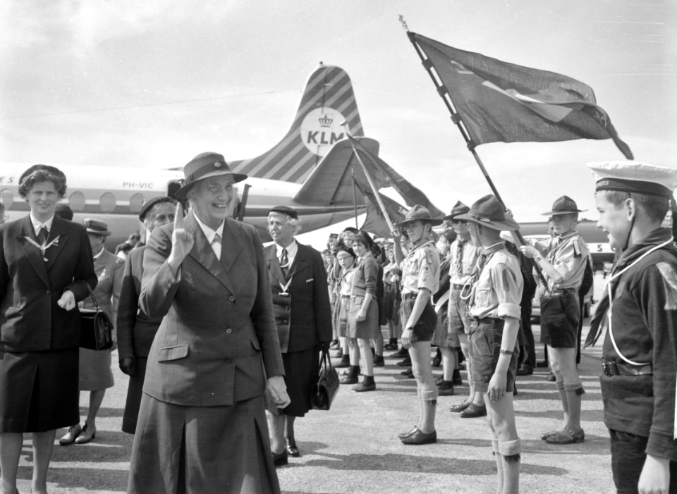 Lady Baden Powell in Nederland, inspectie van padvinders(sters) op Schiphol, Bestanddeelnr 914-1926