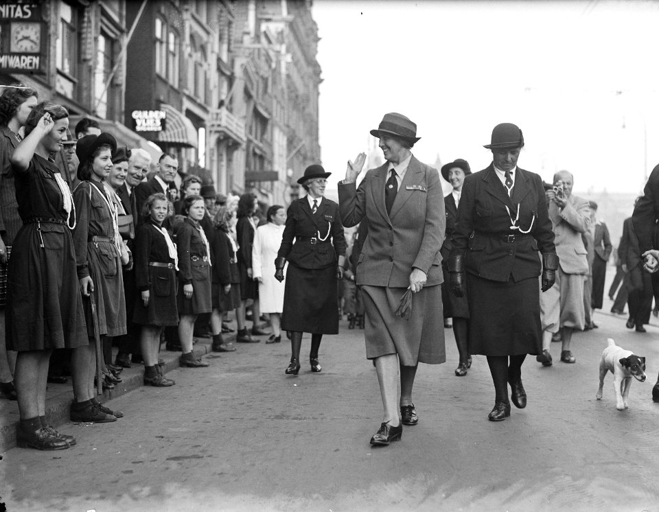 Lady Baden Powell tijdens haar wandeling over het Damrak, Bestanddeelnr 901-9295