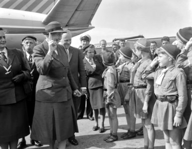 Lady Baden Powell in Nederland, inspectie van padvinders(sters) op Schiphol, Bestanddeelnr 914-1928