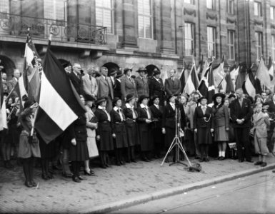 Lady Baden Powell samen met o.a. de Amsterdamse burgemeester d'Ailly 2e van link, Bestanddeelnr 901-9293