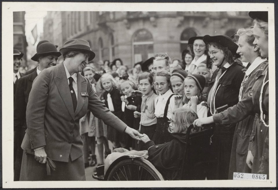 Lady Baden Powell, die een rondreis door Europa maakt, woonde een demonstratie b, Bestanddeelnr 052-0865
