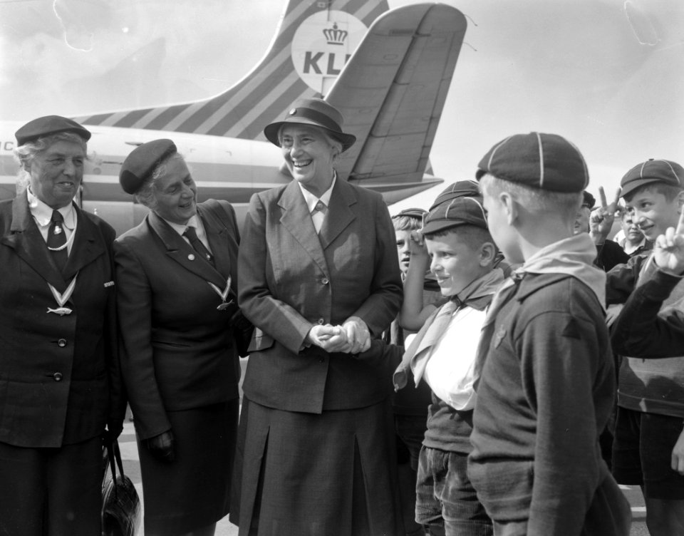 Lady Baden Powell in Nederland, begroeting op het platfom door padvinders(sters), Bestanddeelnr 914-1929