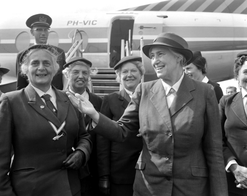 Lady Baden Powell in Nederland, begroeting op het platfom door padvinders(sters), Bestanddeelnr 914-1930