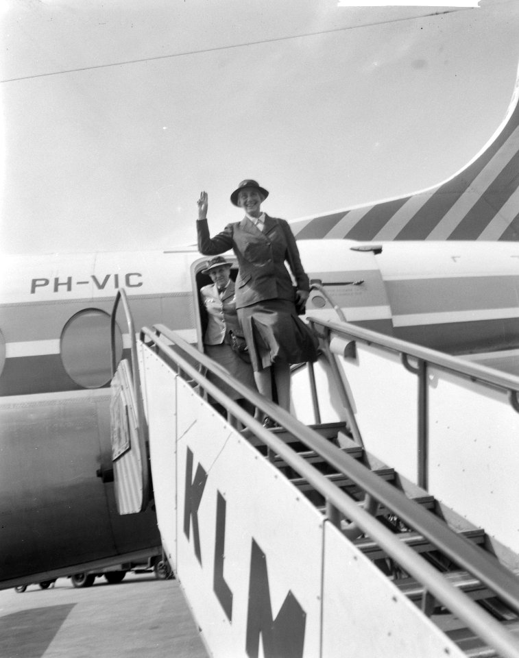 Lady Baden Powell in Nederland, op vliegtuigtrap, Bestanddeelnr 914-1931