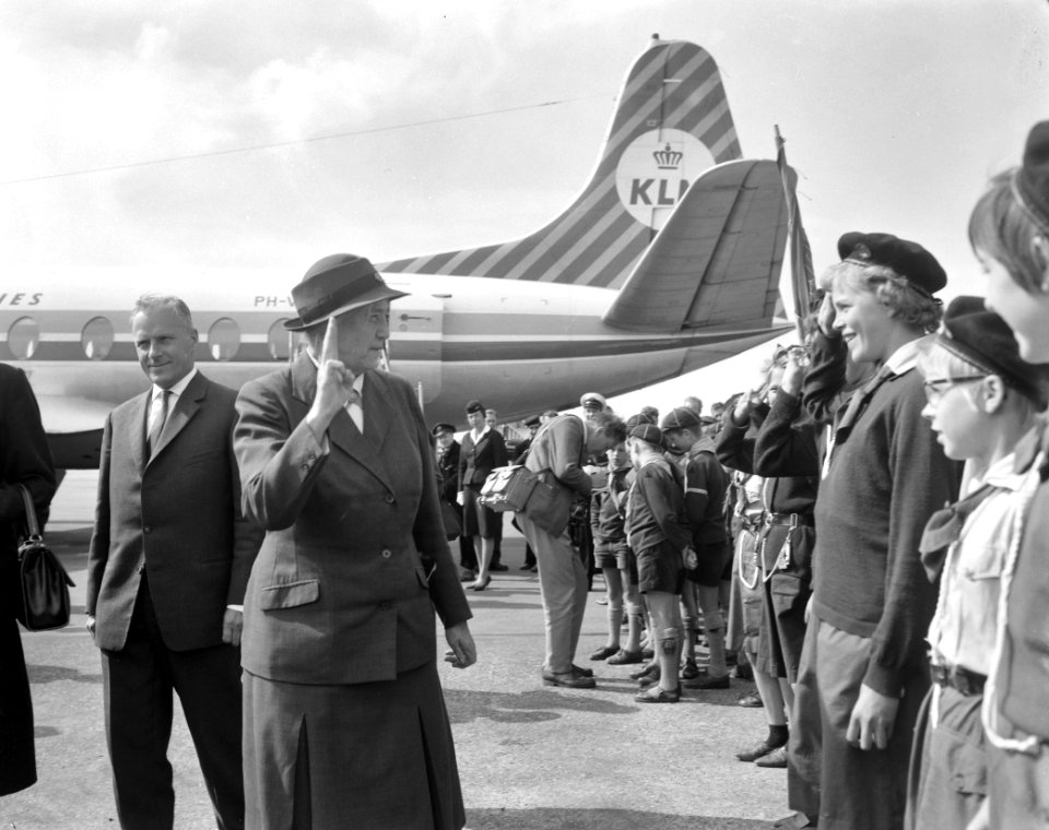 Lady Baden Powell in Nederland, inspectie van padvinders(sters) op Schiphol, Bestanddeelnr 914-1927