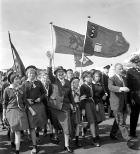 Lady Baden Powell in Nederland (door kinderen padvinders op Schiphol omringd), Bestanddeelnr 914-1925