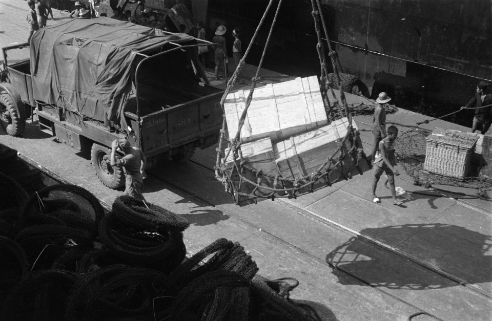 Lading wordt uit een schip gehesen, Bestanddeelnr 1579