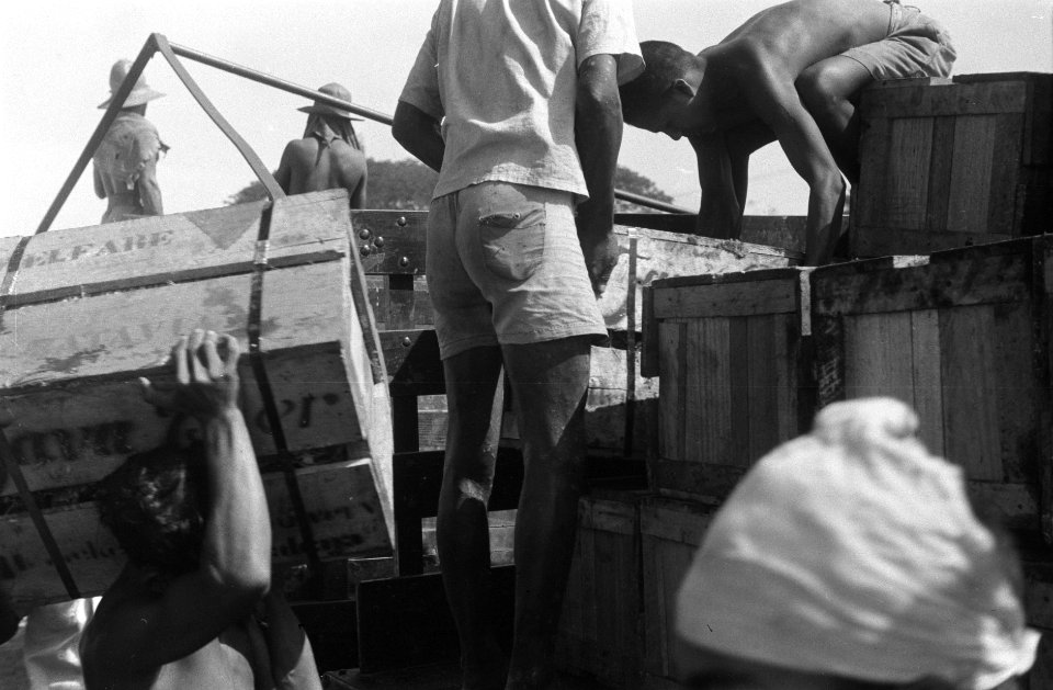 Lading uit een schip wordt op een truck gesjouwd, Bestanddeelnr 1580