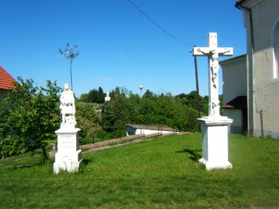 Ladi szobor és kereszt