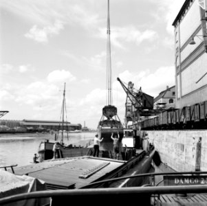 Laden van een binnenvaartschip in de haven van Karlsruhe, Bestanddeelnr 254-1192