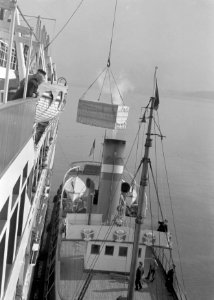 Lading wordt aan boord van de MS Colombia gehesen in Boulogne sur Mer, Bestanddeelnr 190-0135 photo