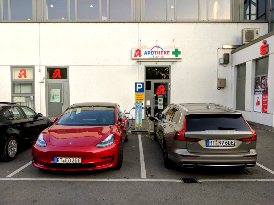 Ladesäule am E-Center in Tübingen mit zwei Elektrofahrzeugen während des Ladevorgangs